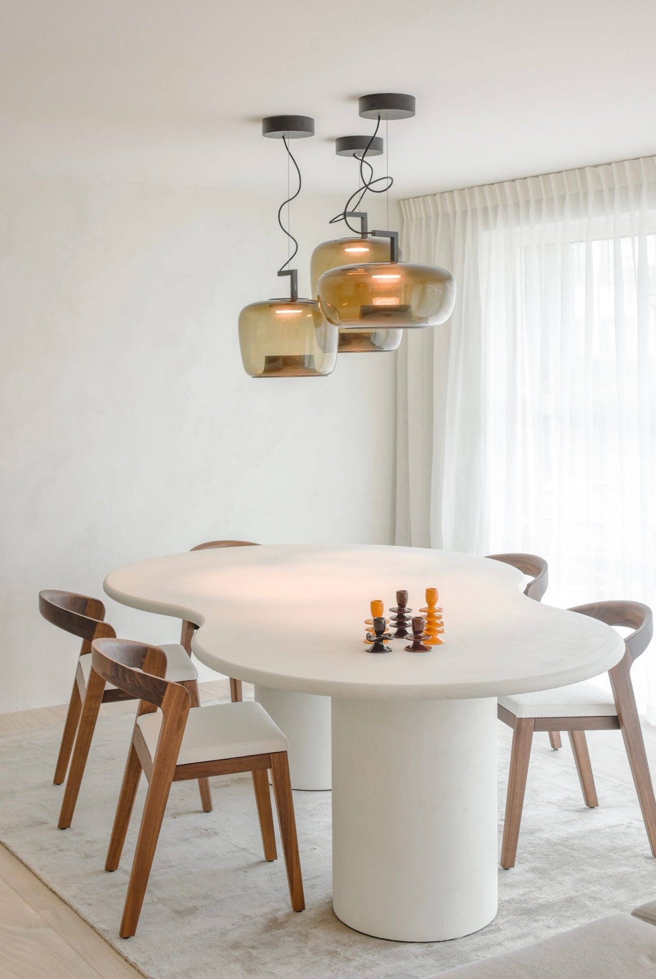 Luxe eettafel microcement, Scandinavisch interieur, zachte kleuren.