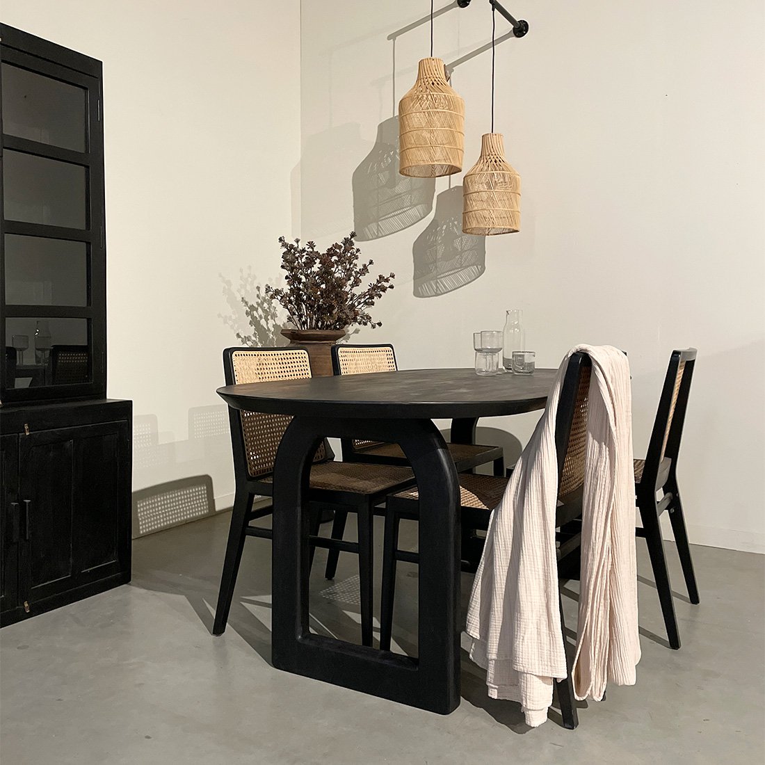 Bullnose eettafel zwart mix onderstel
