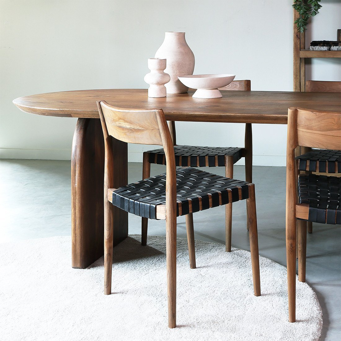 Bullnose eettafel bruin gesloten onderstel