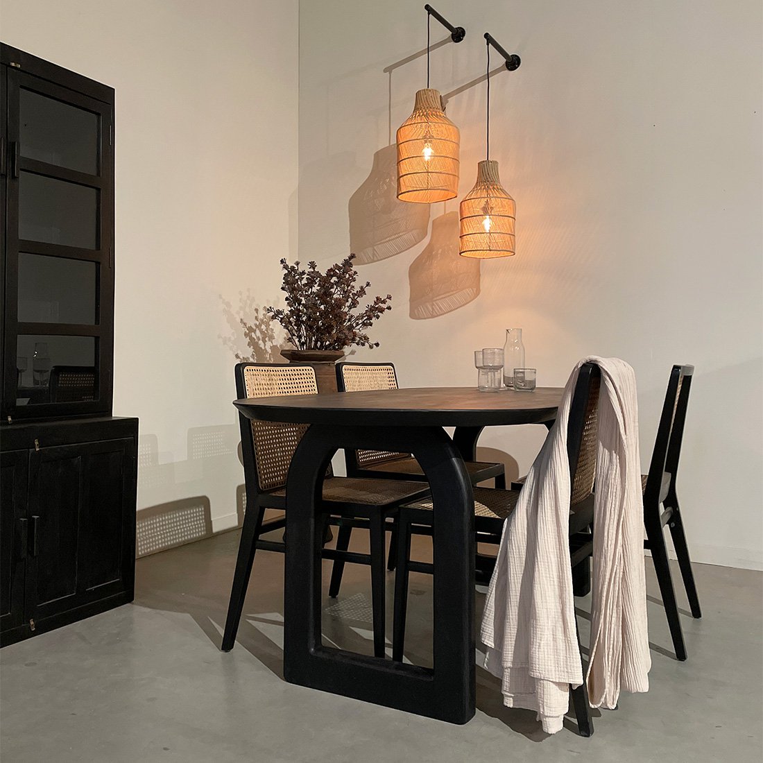 Bullnose eettafel zwart mix onderstel